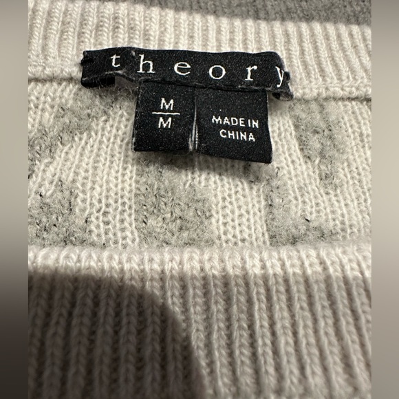 Ultra luxe Theory sweater size medium - Picture 5 of 6